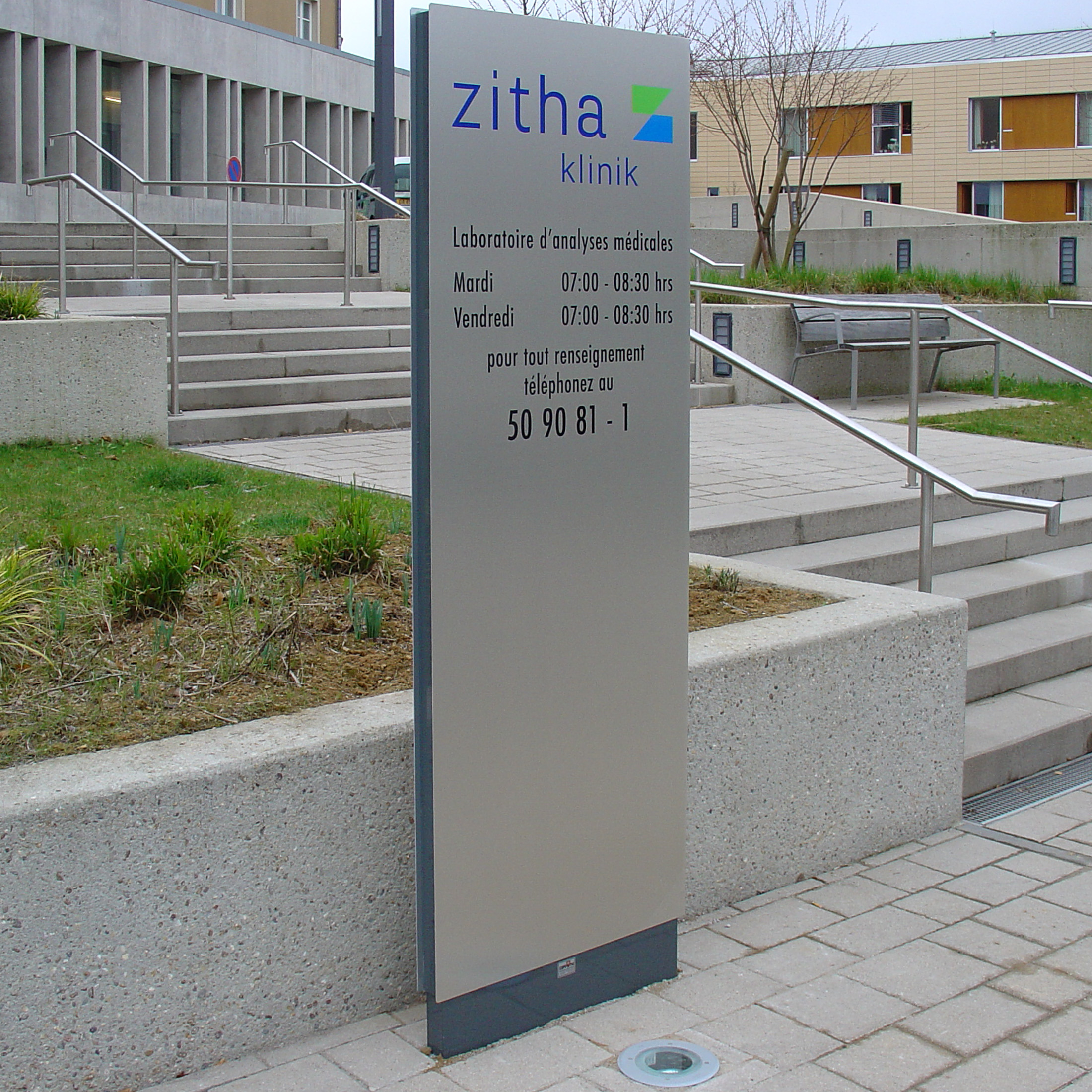 Totem de localisation extérieur pour zone industrielle.