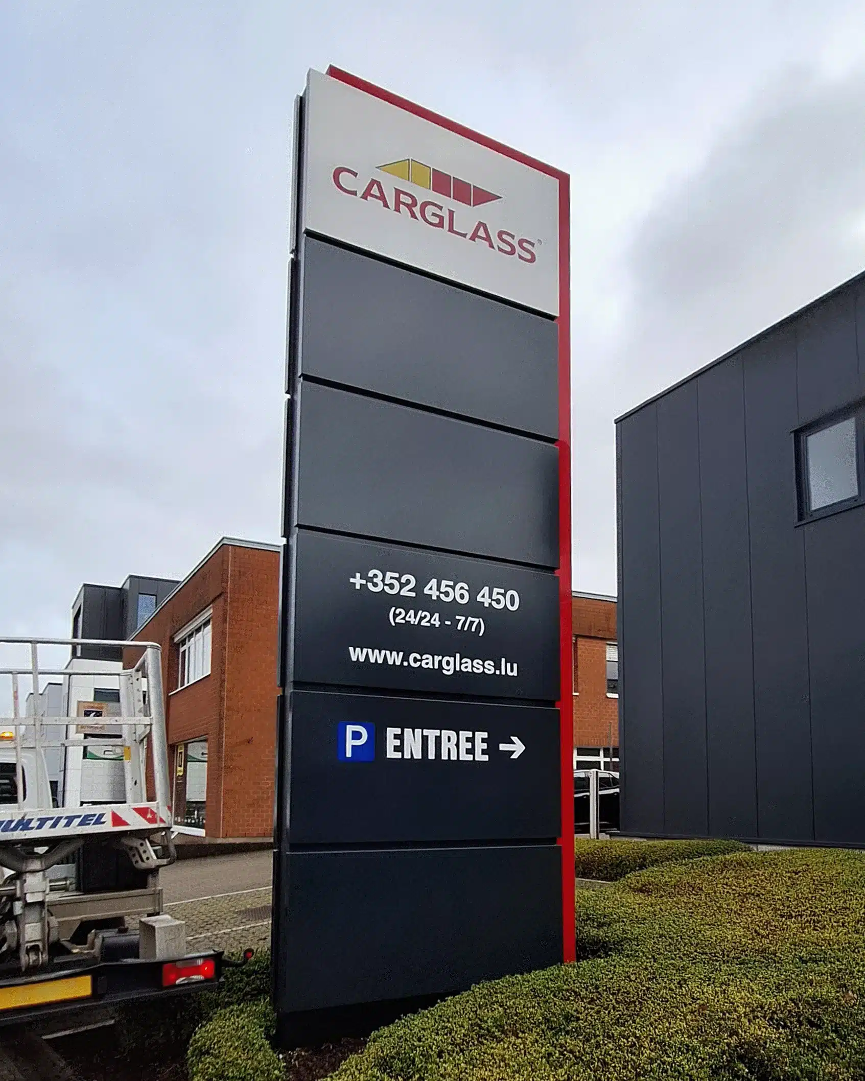 Totem Carglass après reconditionnement et remise à neuf