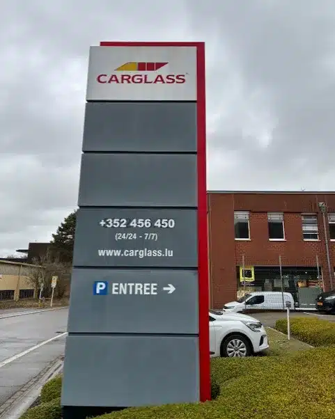 Totem Carglass avant reconditionnement par Grün Signalisation